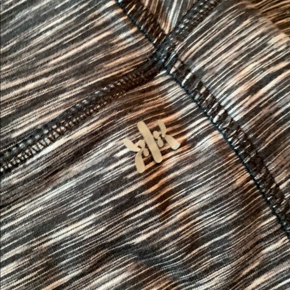 Heart Booty Shape Athletic Leggings 🍑 - Picture 2 of 4